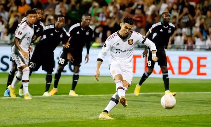 Cú sút phạt đền đem về bàn đầu tiên cho Ronaldo mùa 2022-2023, ở trận gặp Sheriff Tiraspol tại Moldova tối 15/9. Ảnh: Reuters