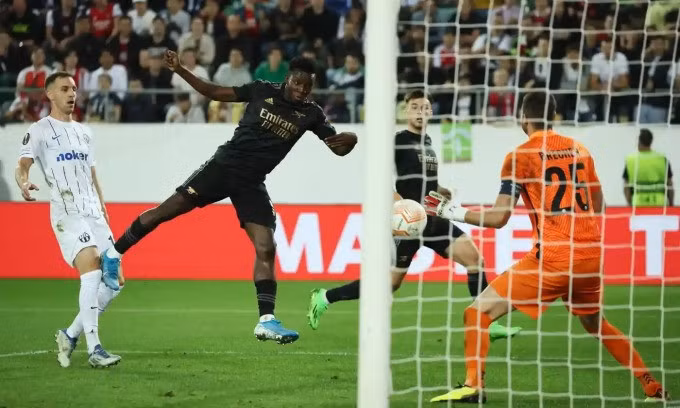 Nketiah đánh đầu nâng tỷ số lên 2-1 cho Arsenal ở phút 62 trận đấu trên sân AFG Arena, Zurich ngày 8/9. Ảnh: Reuters
