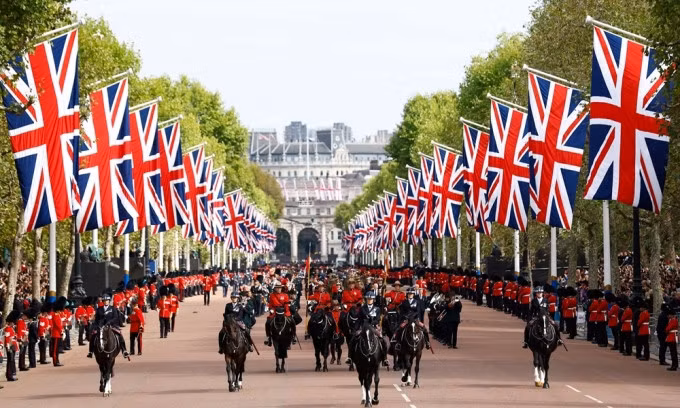 Linh cữu được rước từ Tu viện Wesminster đến Cổng Wellington ngày 19/9. Ảnh: Reuters.