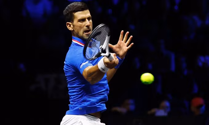 Djokovic trong trận đấu với Auger Aliassime tối 25/9. Ảnh: Reuters.