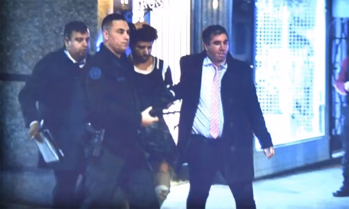Cảnh sát Argentina bắt nghi phạm Fernando Andres Sabag Montiel (thứ hai từ phải sang) tại Buenos Aires ngày 1/9. Ảnh: El Pais.