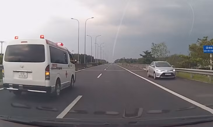 Camera ghi cảnh ôtô chạy ngược chiều trên cao tốc TP HCM - Long Thành - Dầu Giây. Video: Người dân cung cấp