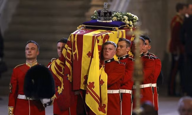 Linh cữu của Nữ hoàng Anh Elizabeth II được đưa vào Đại sảnh Westminster hôm nay. Ảnh: AP.