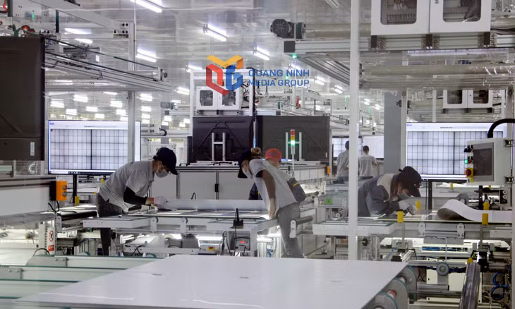 Sản xuất tấm quang năng tại Nhà máy Jinko Solar 2, KCN Sông Khoai. Ảnh: Mạnh Trường