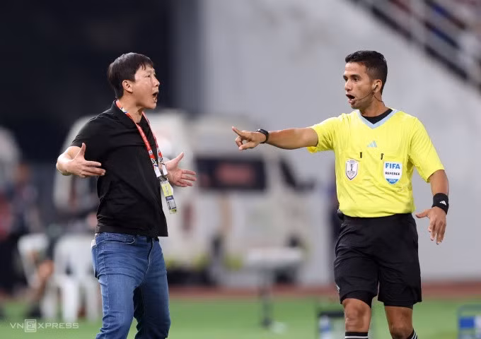 HLV Kim Sang-sik phản ứng sau khi Supachok Sarachat nâng tỷ số lên 2-1 ở lượt về chung kết ASEAN Cup 2024. Ảnh: Đức Đồng