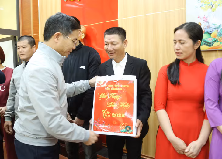Đồng chí Phạm Đức Ấn, Phó Bí thư Tỉnh ủy, Chủ tịch UBND tỉnh, tăng quà cho các hộ dân trên đảo Trần.