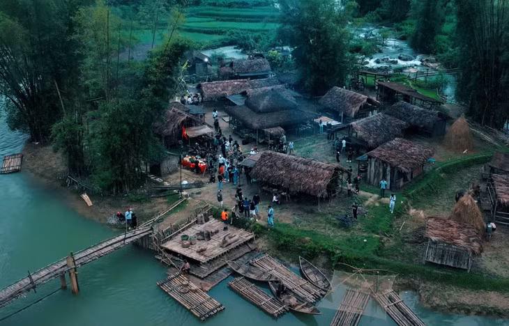Dựng cả một ngôi làng để quay - Ảnh: ĐPCC