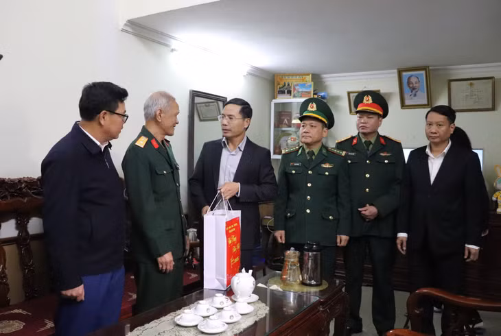 Đồng chí Phạm Đức Ấn, Phó Bí thư Tỉnh ủy, Chủ tịch UBND tỉnh thăm hỏi, tặng quà của Tỉnh ủy, HĐND tỉnh, UBND tỉnh, Ủy ban MTTQ tỉnh cho thương binh hạng 2/4 Phan Đình Thắng ở khu 5, phường Ka Long, TP Móng Cái.