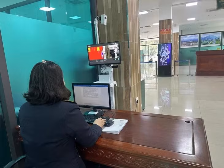 Cán bộ Trung tâm Kiểm dịch y tế quốc tế của tỉnh Lào Cai kiểm tra thân nhiệt người xuất nhập cảnh qua máy quét tự động tại Cửa khẩu Quốc tế Lào Cai. (Ảnh Hồng Ninh/TTXVN)