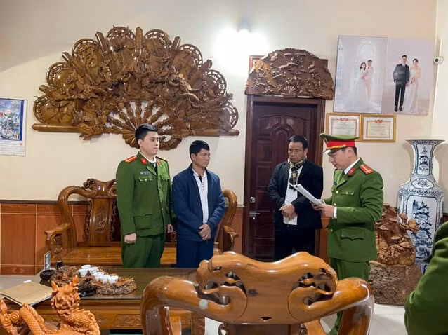 Cơ quan CSĐT Công an tỉnh Sơn La thi hành quyết định khởi tố Đỗ Xuân Thuận. Ảnh: Cao Thiên