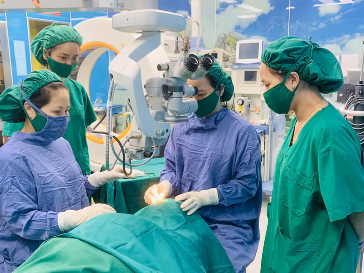 Phương pháp tiêm nội nhãn Ranibizumab với bệnh nhân bị bệnh phù hoàng điểm do đái tháo đường tại Bệnh viện Lão khoa - PHCN Quảng Ninh.