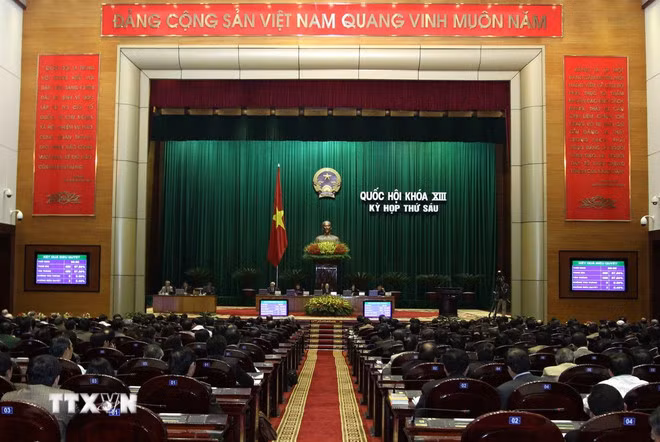 Tại kỳ họp thứ 6, Quốc hội khóa XIII, Quốc hội biểu quyết thông qua Dự thảo Hiến pháp nước Cộng hòa xã hội chủ nghĩa Việt Nam (sửa đổi). (Ảnh: An Đăng/TTXVN)