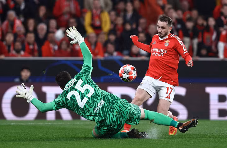 Pha phạm lỗi của thủ thành Szczesny - Ảnh: REUTERS