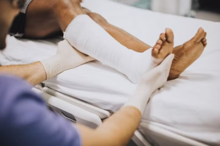 Người bị gãy xương cần được sơ cứu đúng cách để việc điều trị trở nên thuận lợi. (Ảnh minh hoạ)