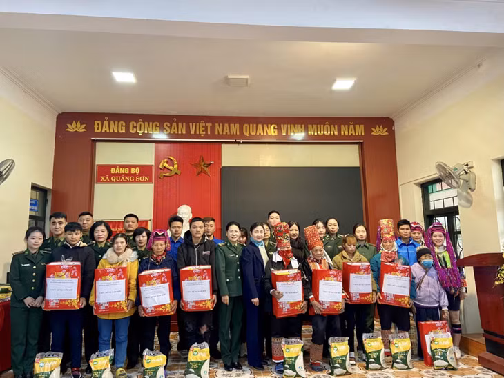 Đoàn công tác trao tặng quà Tết cho các hộ tại xã Quảng Đức.