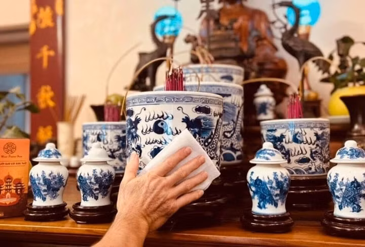 Rút bớt chân hương và dọn dẹp bàn thờ cuối năm được coi là một công việc quan trọng để chuẩn bị đón Tết. (Ảnh minh hoạ)