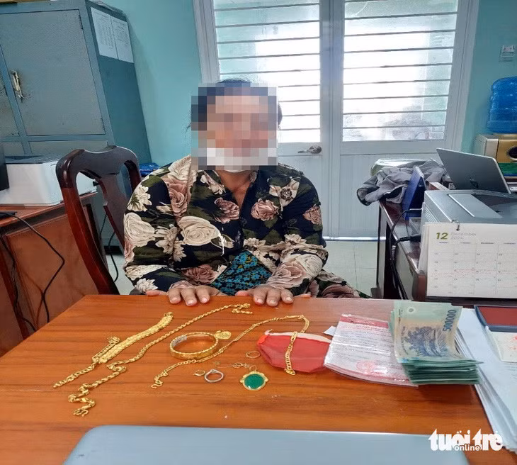 Công an huyện Gò Quao đã khám phá nhanh vụ trộm và tạm giữ hình sự nghi phạm gây ra vụ trộm - Ảnh: HOÀNG ĐÔ