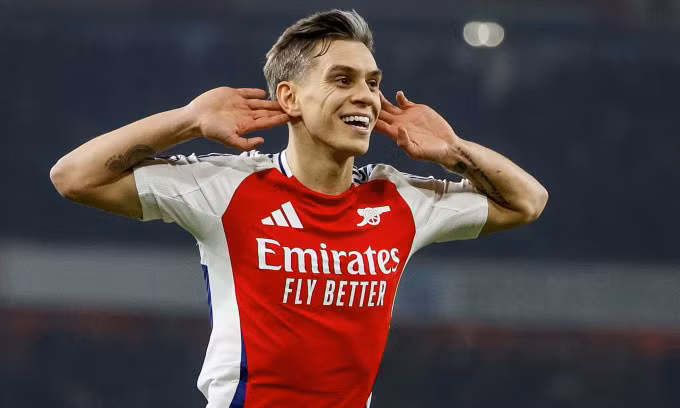 Leandro Trossard mừng bàn ấn định thắng lợi 2-1 cho Arsenal cuối hiệp một trận thắng Tottenham. Ảnh: EPA
