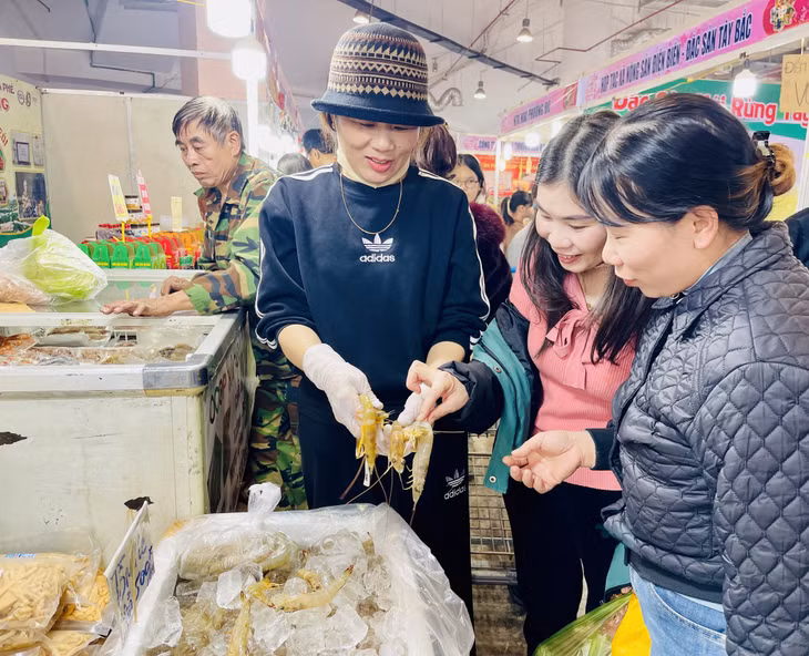 Không chỉ có hải sản cấp đông, sấy khô, tại gian hàng của huyện Vân Đồn còn có mặt hàng hải sản tươi sống, được nhiều người ưa chuộng.