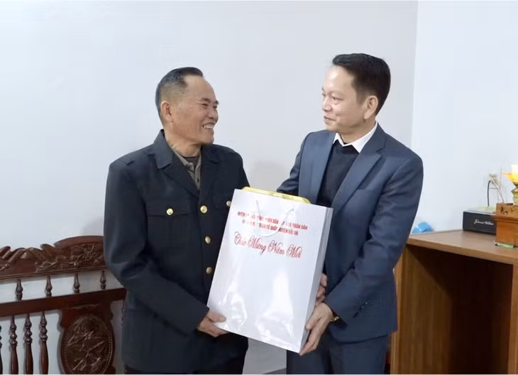 Đồng chí Nguyễn Kim Anh, Tỉnh ủy viên, Bí thư Huyện ủy Hải Hà, tặng quà cho gia đình thương bệnh binh tại thị trấn Quảng Hà.
