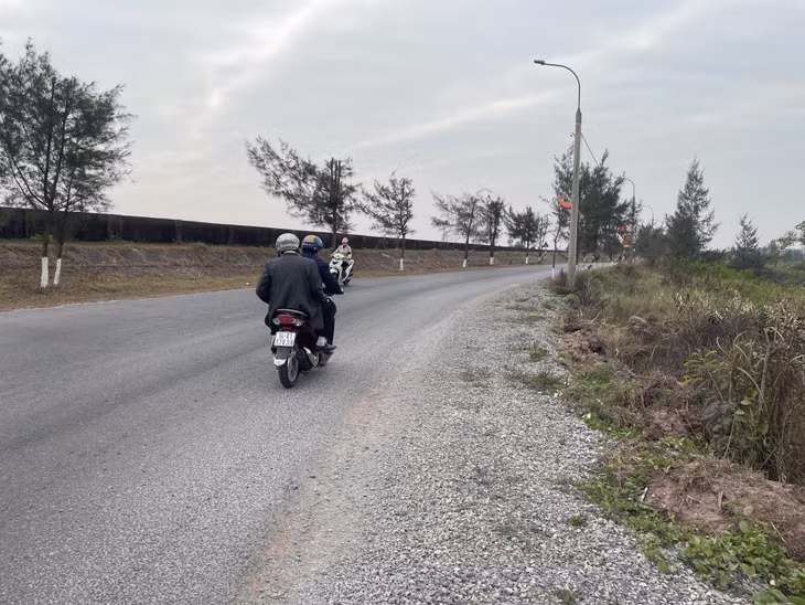 Tuyến đường trục chính của xã Vạn Ninh (TP Móng Cái) từ thôn Cầu Voi đến ngã ba cầu số 4 (thôn Bắc) tại vòng cua đoạn chùa Lũi trước đây bị khuất tầm nhìn, nay được phát quang cây bên đường, mở rộng và rải cấp phối.