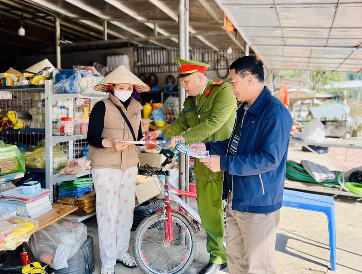Ông Mễ Tiến Đào, người uy tín thôn Pha Lán phối hợp cùng Công an xã Thanh Lâm tuyên truyền đến bà con việc thực hiện quy định pháp luật.