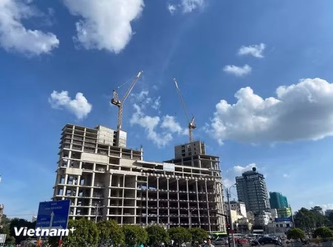 Luật Đất đai sửa đổi và luật Kinh doanh bất động sản mới đều có những quy định nhằm bảo vệ tốt hơn quyền và lợi ích hợp pháp của người sử dụng đất. (Ảnh: Vietnam+)