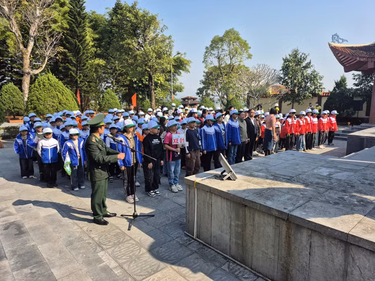 Dâng hương tưởng niệm các Anh hùng Liệt sỹ tại Đài tưởng niệm các hùng liệt sĩ Pò Hèn (TP Móng Cái).