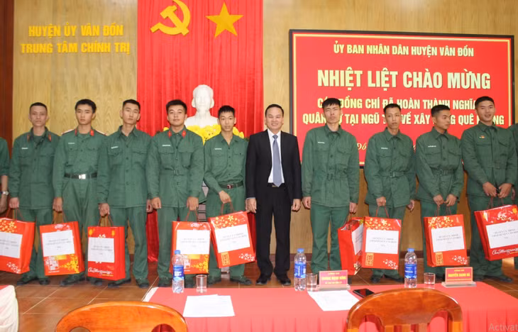 Lãnh đạo huyện trao quà cho các quân nhân.