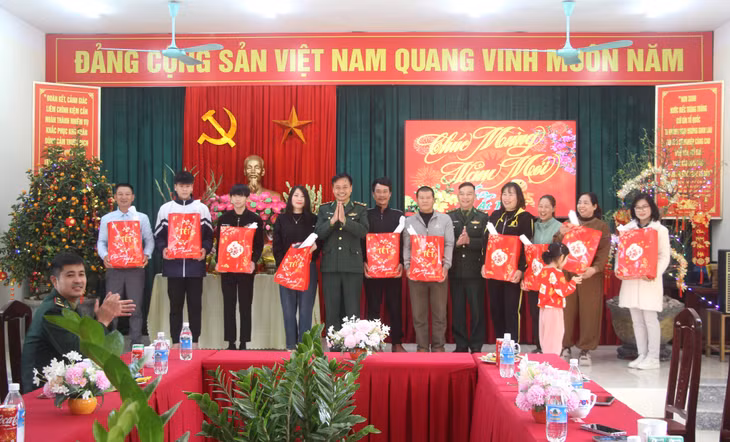 Đồn Biên phòng đảo Trần tặng quà Tết cho các hộ gia đình trên đảo.