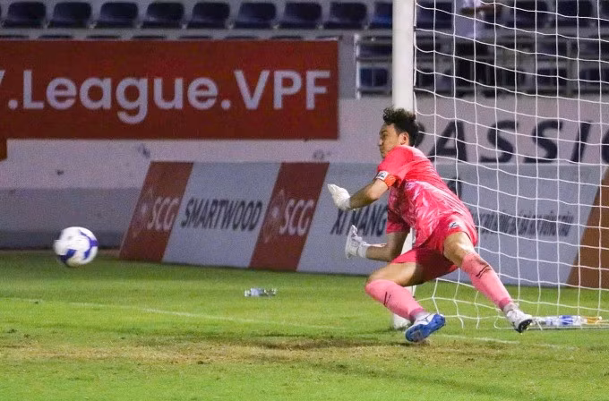 Đặng Văn Lâm cản phá cú sút của Lê Khả Đức, giúp Ninh Bình thắng Bà Rịa Vũng Tàu 4-2 ở loạt luân lưu vòng 1/8 Cup Quốc gia 2024-2025. Ảnh: Phù Đổng Ninh Bình FC