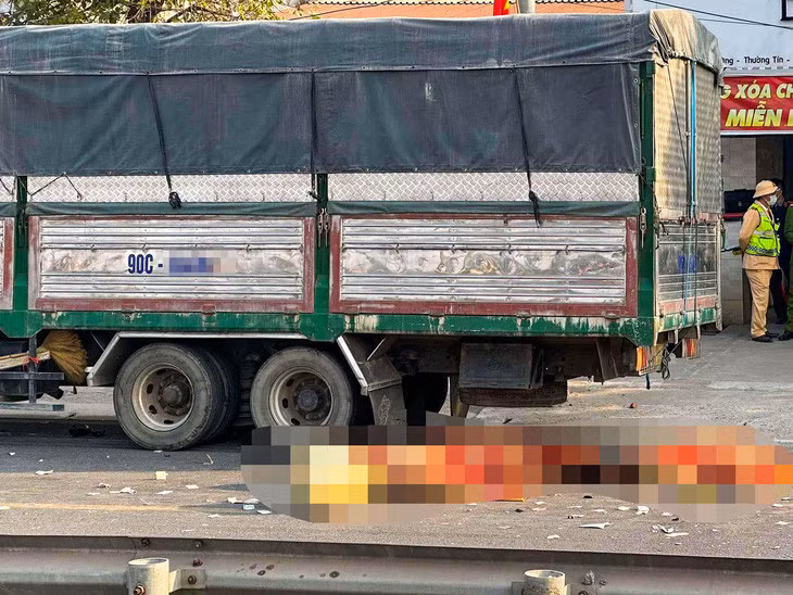 Hiện trường vụ xe máy va chạm với ô tô tải trên quốc lộ 1 làm 3 người chết - Ảnh: Đ.H.