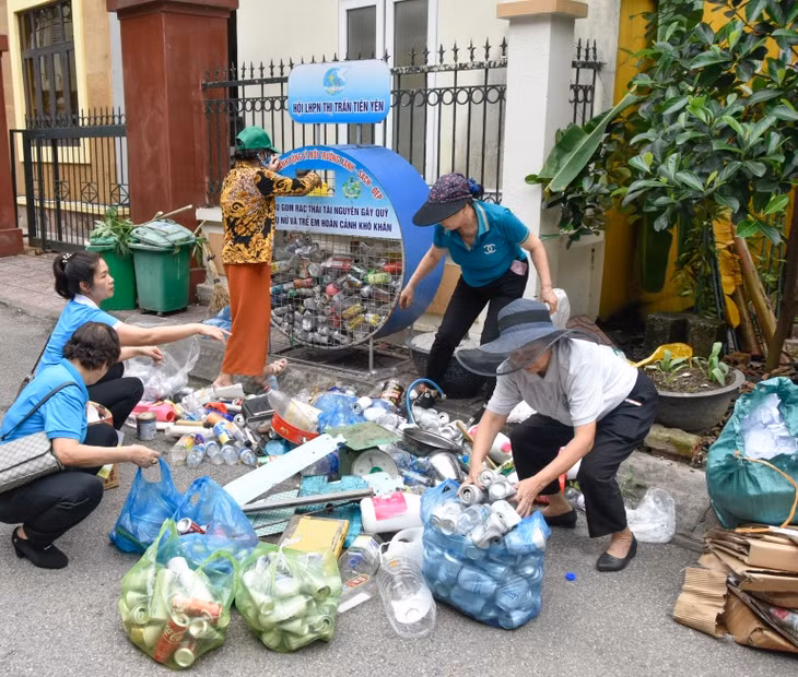 Việc phân loại rác tại nguồn tại các địa phương chưa đồng bộ từ khâu thu gom đến xử lý. (Chi hội Phụ nữ khu phố Hòa Bình, thị trấn Tiên Yên, huyện Tiên Yên thực hiện phân loại, tái chế rác thải nhựa. Ảnh: Văn Bá-CTV)