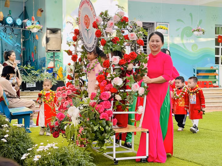 Màn diễu hành hoa với những xe hoa rực rỡ sắc màu.