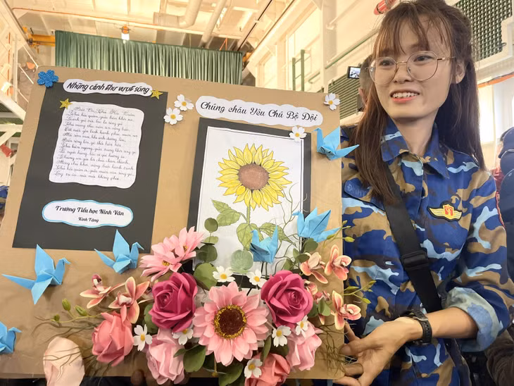 Thầy và trò Trường Tiểu học Ninh Vân (tỉnh Ninh Bình) tự tay làm quà kỷ niệm tặng cho cán bộ, chiến sĩ làm nhiệm vụ tại các đảo Vùng 3 Hải quân.