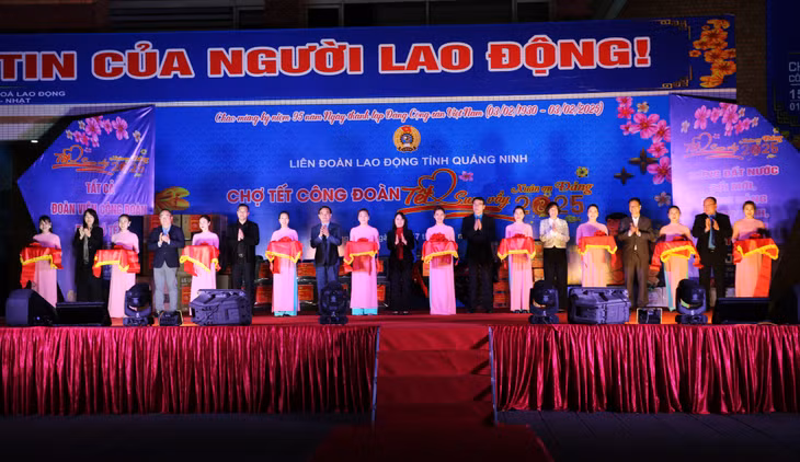 Các đại biểu cắt băng khai mạc chương trình “Chợ Tết công đoàn - Tết Sum vầy” năm 2025.