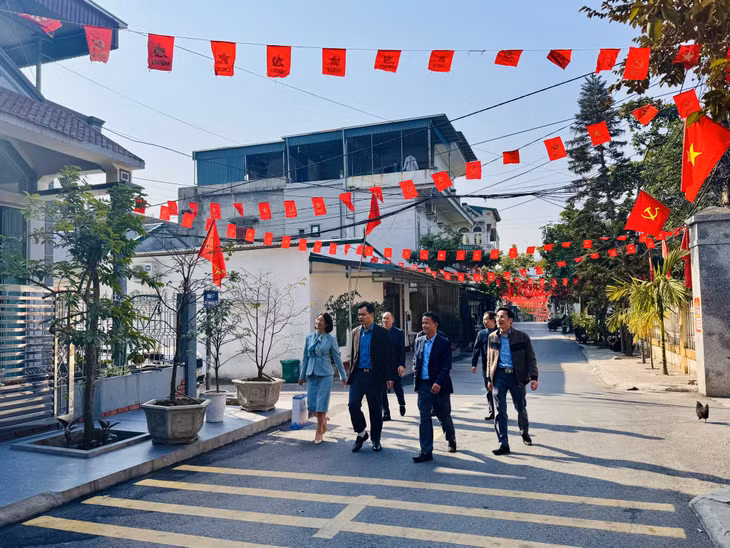 Lãnh đạo Công ty CP Than Vàng Danh chúc Tết các gia đình thợ mỏ ở phố thợ Vàng Danh.