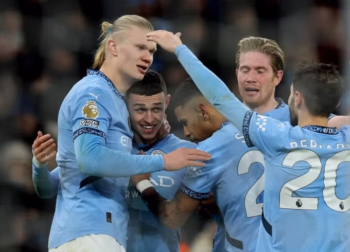 Haaland (trái) mừng bàn trong trận Man City thắng West Ham 4-1 hôm 4/1. Ảnh: Reuters