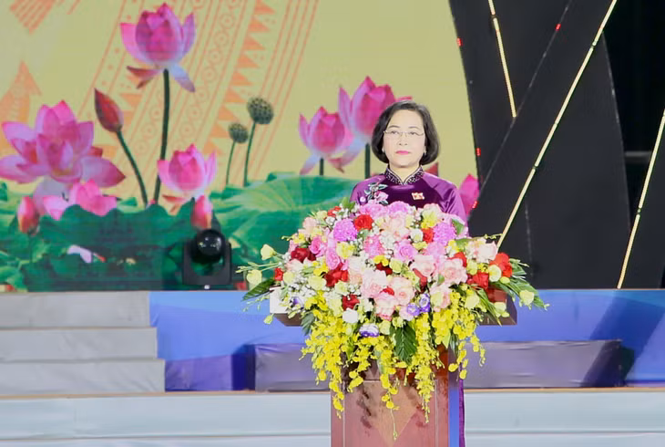 Đồng chí Nguyễn Thị Thanh, Ủy viên Trung ương Đảng, Phó Chủ tịch Quốc hội, phát biểu chỉ đạo tại buổi lễ.