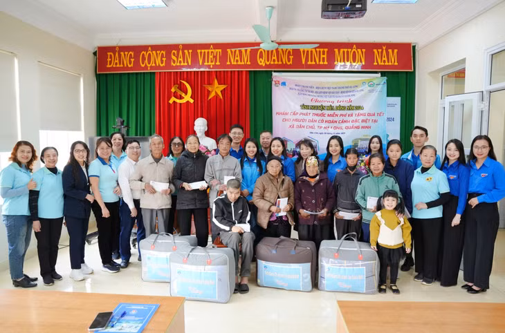 Những suất quà Tết được trao tặng cho người dân có hoàn cảnh đặc biệt tại xã Dân Chủ (TP Hạ Long).
