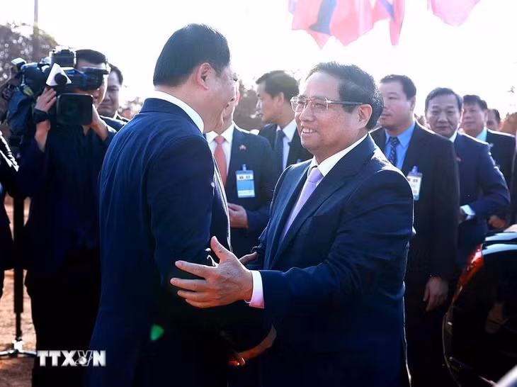 Thủ tướng Phạm Minh Chính và Thủ tướng Lào Sonexay Siphandone dự Lễ động thổ dự án Công viên Hữu nghị Lào-Việt Nam. (Ảnh: Dương Giang/TTXVN)