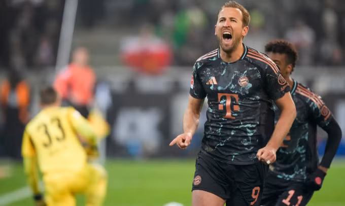 Harry Kane ăn mừng bàn phạt đền trong trận Bayern thắng Gladbach 1-0 trên sân Borussia-Park hôm 11/1. Ảnh: AP