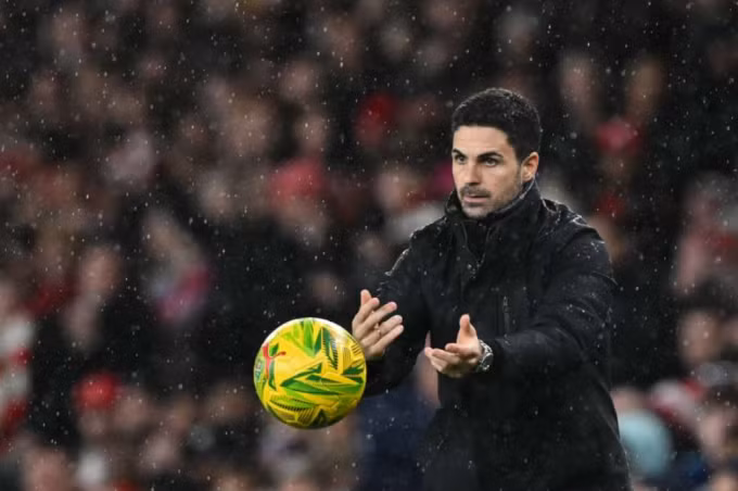 HLV Mikel Arteta ném bóng trong trận Arsenal thua Newcastle 0-2 trên sân Emirates, London, Anh ngày 7/1. Ảnh: AFP