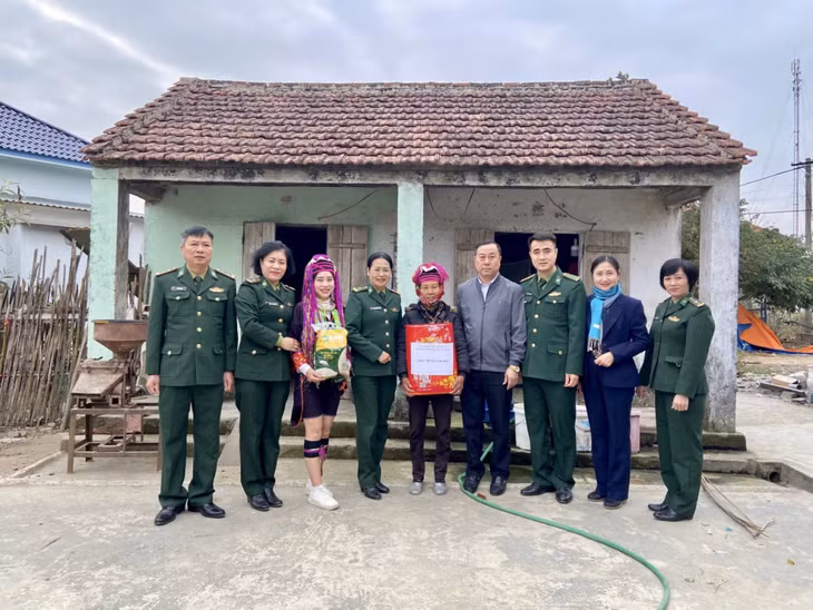 Đoàn công tác trao tặng quà Tết cho các hộ có hoàn cảnh khó khăn tại xã Quảng Sơn (Hải Hà).