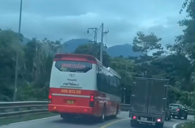 Tài xế xe khách đã có hành vi vượt ẩu. Ảnh: Bảo Lâm
