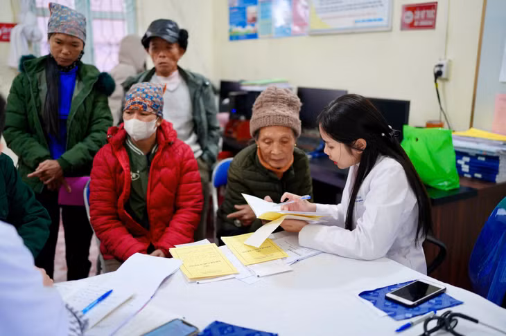 Các y bác sĩ trẻ Bệnh viện Đa khoa tỉnh Quảng Ninh khám bệnh và cấp phát thuốc miễn phí cho nhân dân 2 xã Vĩnh Thực (TP Móng Cái).