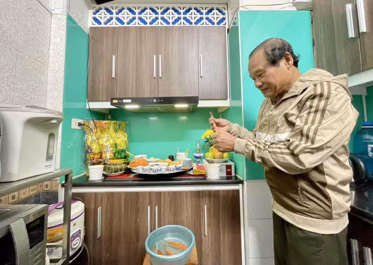 Nhiều gia đình thức dậy từ sáng sớm để chuẩn bị mâm cỗ cúng tiễn ông Công, ông Táo về Trời, cầu cho một năm cũ qua đi và một năm mới với nhiều sức khỏe, thành công, sung túc.