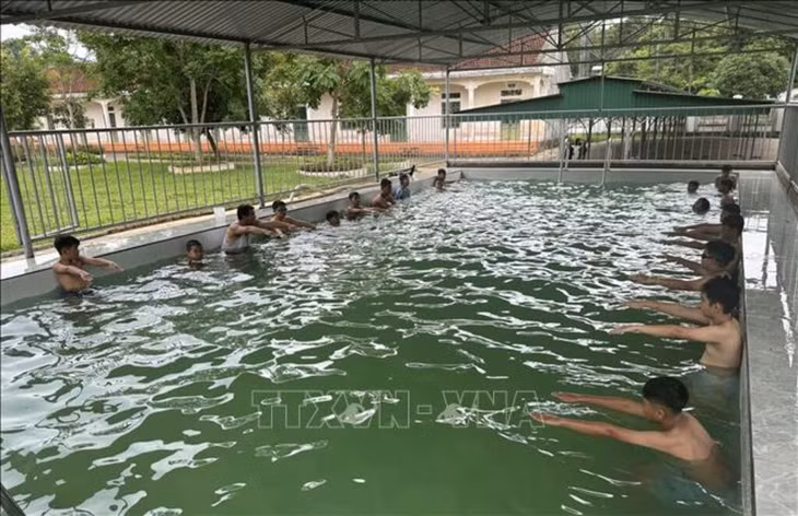 Mô hình lớp học bơi miễn phí cho học sinh có hoàn cảnh khó khăn tại trường THCS Gia Hanh (huyện Can Lộc, Hà Tĩnh). Ảnh minh họa: Hoàng Ngà/TTXVN