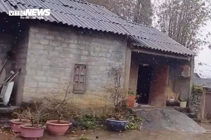Khoảng 8h cùng ngày, nhiệt độ xuống 0°C, trời mưa nhỏ, các thôn Xín Phìn Chư và thôn Mỏ Phàng (xã Thượng Phùng), thôn Lùng Vần Chải (xã Xín Cái, huyện Mèo Vạc, Hà Giang) ở độ cao 1.500-1.700m cũng xuất hiện tuyết. Tuy nhiên, lượng tuyết ít, chưa tạo thành lớp phủ trên bề mặt cỏ cây, nền gạch.