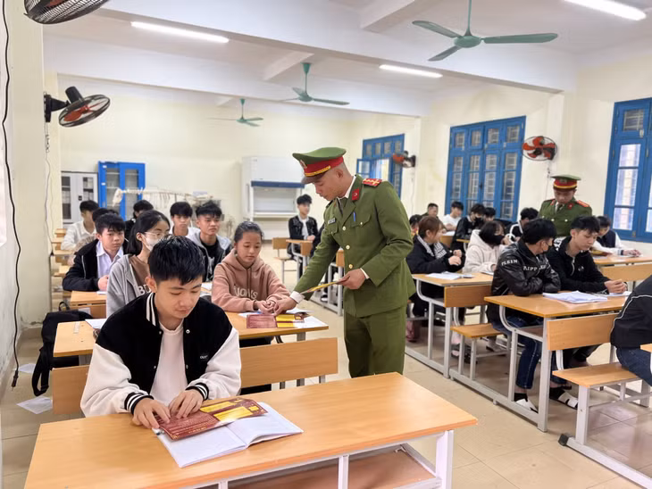 Công an TX Quảng Yên tuyên truyền tới sinh viên Trường Cao đẳng Nông Lâm Đông Bắc về việc không sử dụng, tàng trữ, vận chuyển, mua bán pháo nổ dịp Tết.